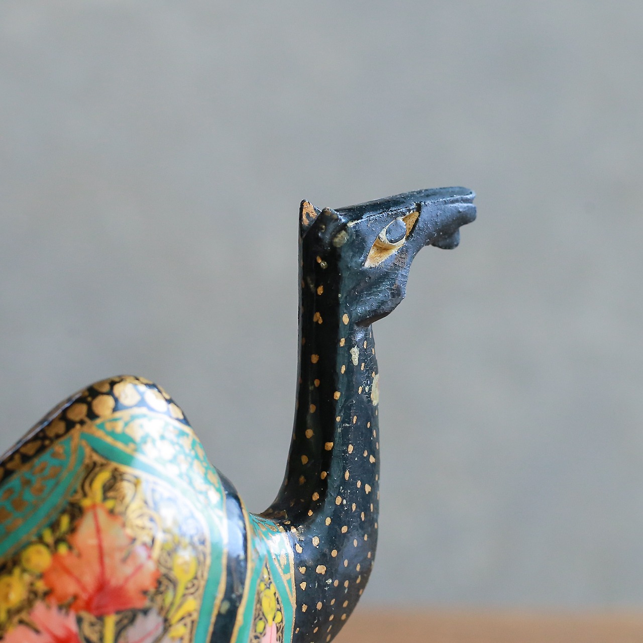 鮮やかな模様が美しい、木製のラクダ 1