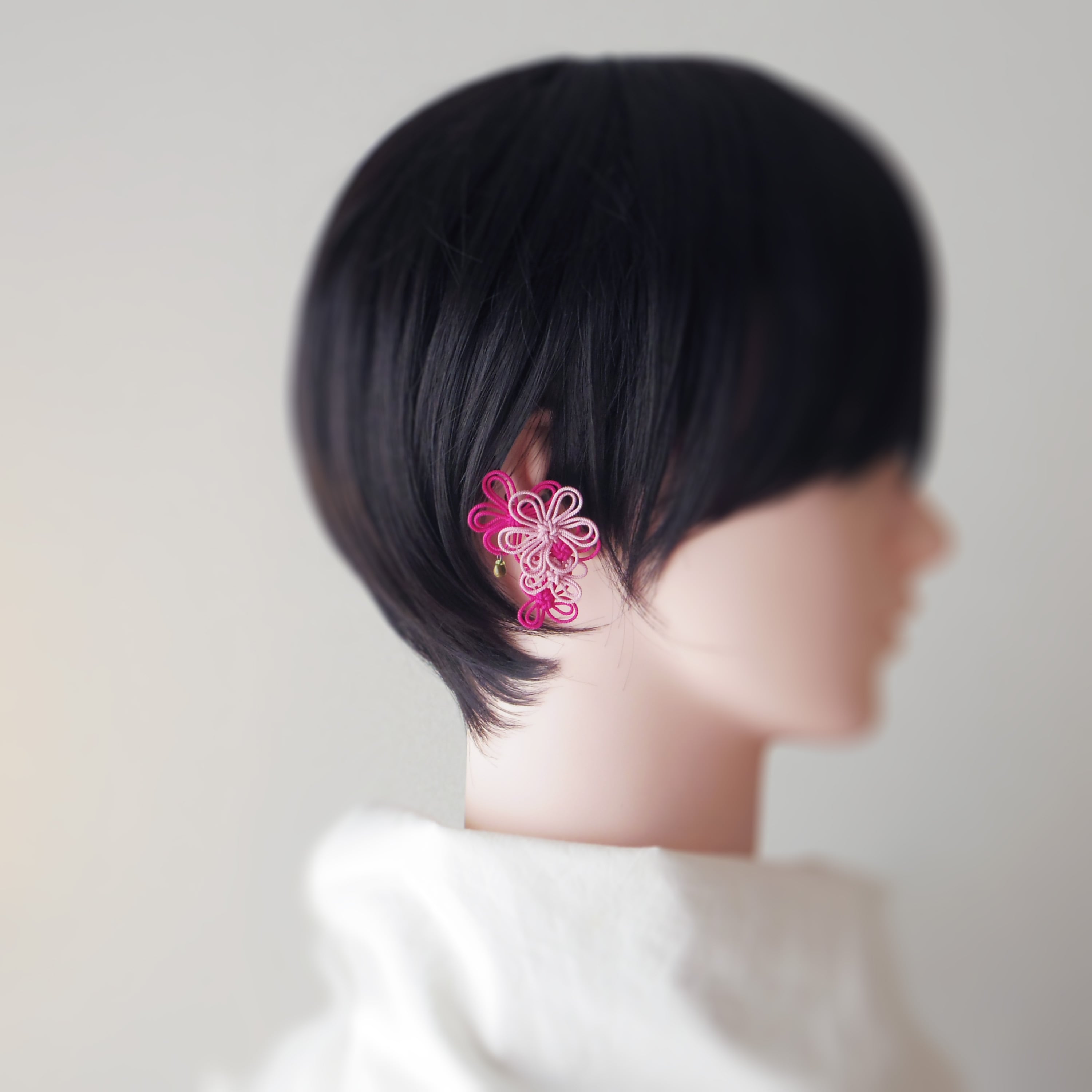 飾り結びかたっぽイヤーカフ「ひさし咲々」(淡ピンク×濃ピンク)【軽量和風アクセ】