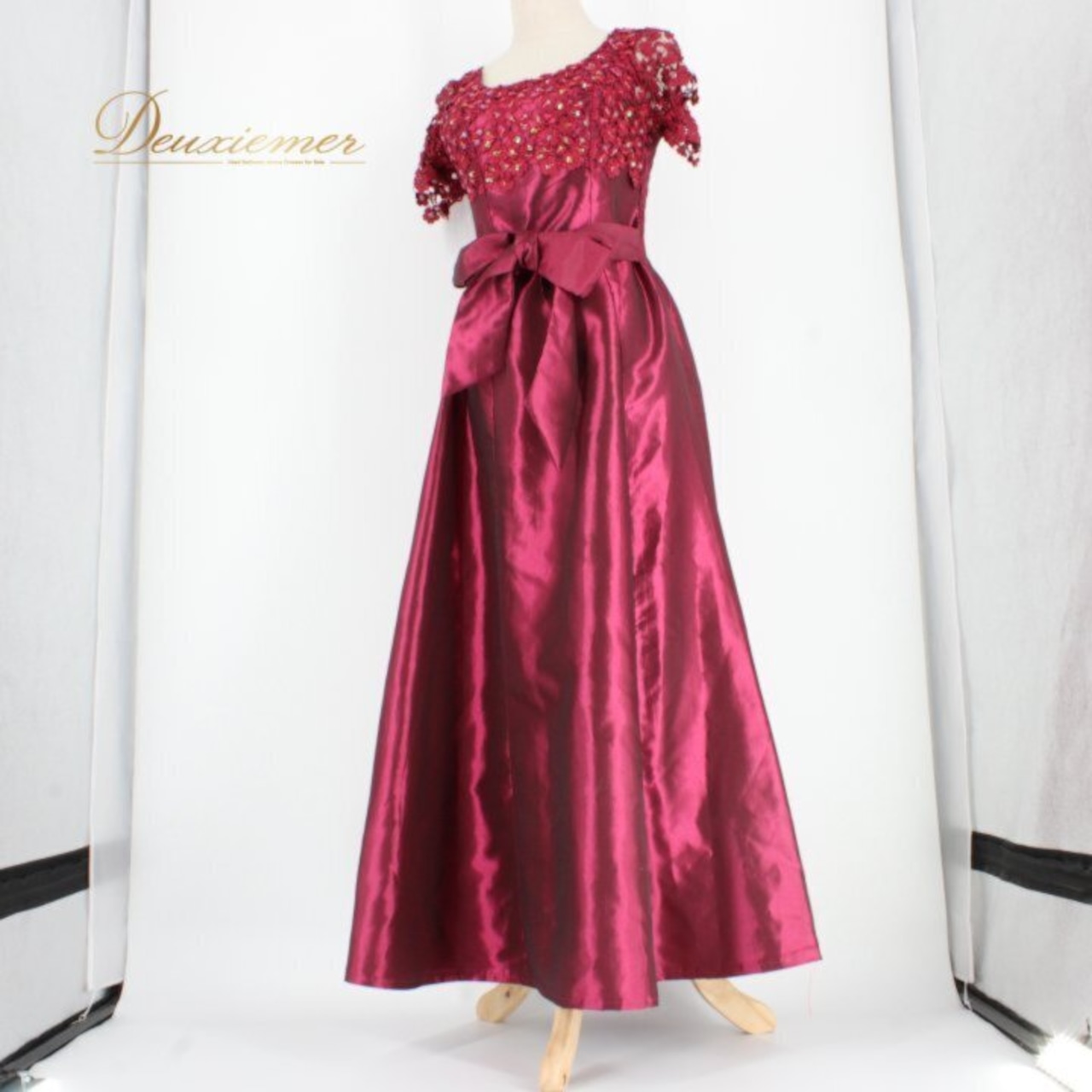 パーティドレス 社交ダンス レディース スタンダード レッド系 ドレス カラードレス 発表会 演奏会 カラオケ 二次会 ピアノ 赤 花柄 レース パープル系 ワインレッド系 光沢 サテン風 光沢感 フェミニン 袖なし ノースリーブ フレアスカート ミモレ丈 ロング丈 大人可愛い 華やか 上品 エレガント レース花柄 刺繍風レース ウエストリボン 蝶結び ベルト付き きれいめ 結婚式 コンサート 舞台衣装 衣装用 フォーマル レディース 伸縮性 シャーリング 体型カバー カラオケ衣装 発表会ドレス