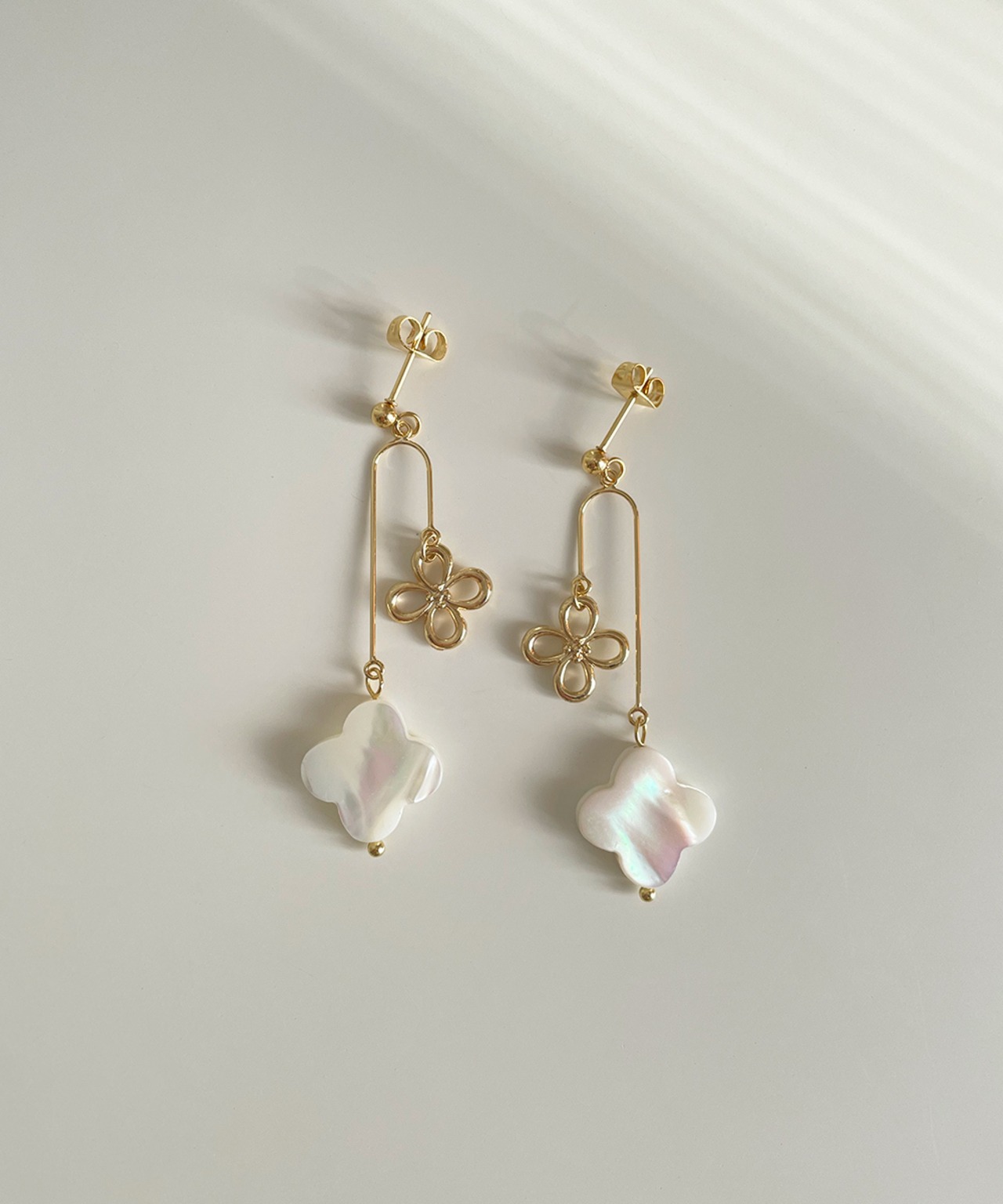 S I U R | destin mother of pearl earring / pierce