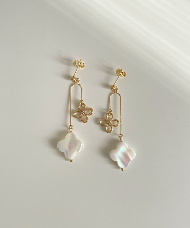 S I U R | destin mother of pearl earring / pierce