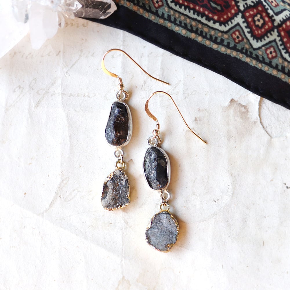 原石アイオライトとドゥルージークォーツのピアス