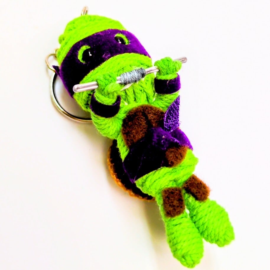 【 Teenage Mutant Ninja Turtles ( ティーンエイジ ミュータント ニンジャ タートルズ ) 紫 ドナテロ 】 Voodoo doll KeyHolder / ブードゥー人形 / 身代わり人形 /お守り人形  〚アメリカン雑貨 アメトイ〛