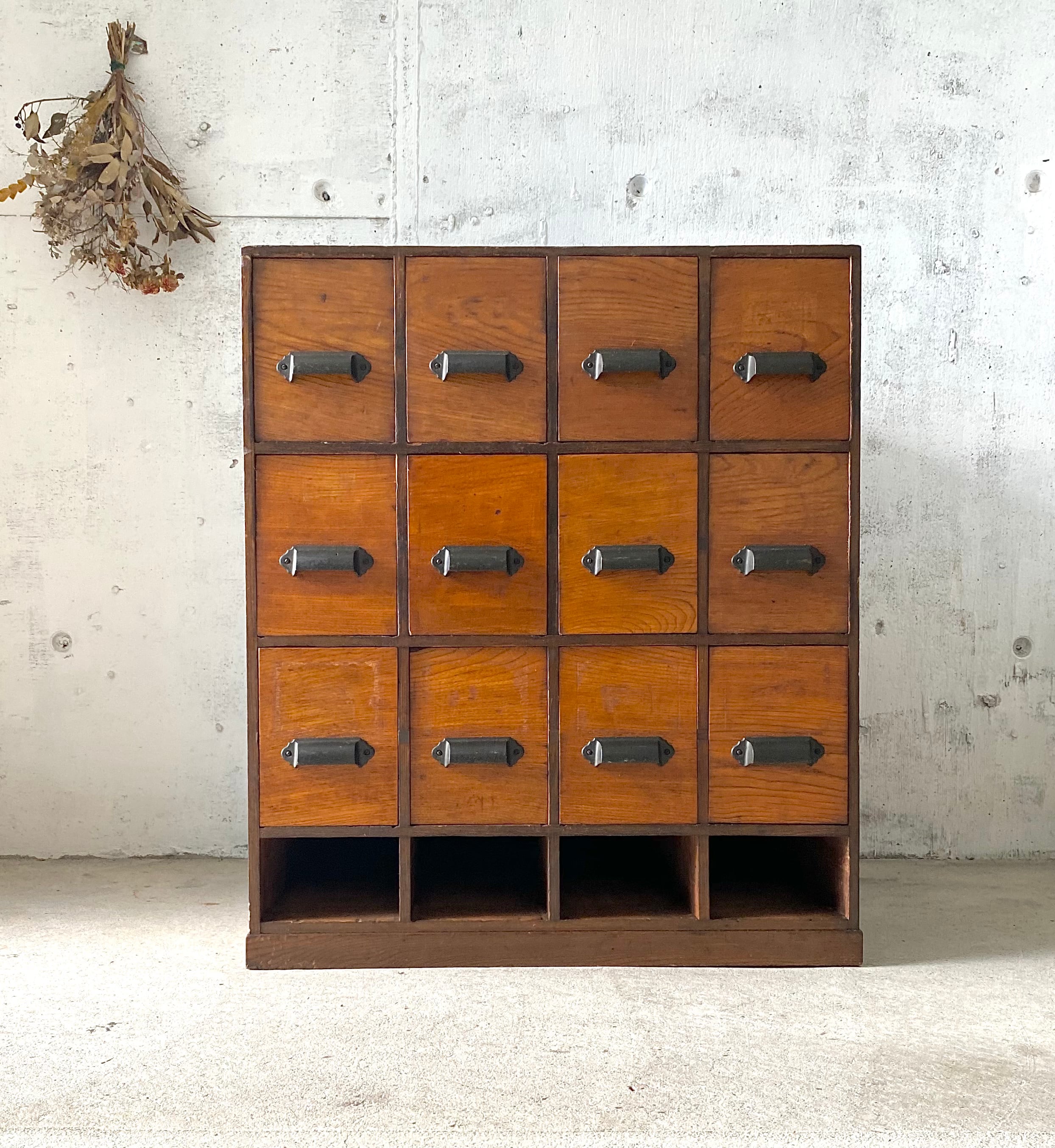 古い木製の引き出し　12杯　タンス　収納　古家具　古民家 古い木製の引き出し 12杯 タンス 収納 古家具 古民家 古い木製の