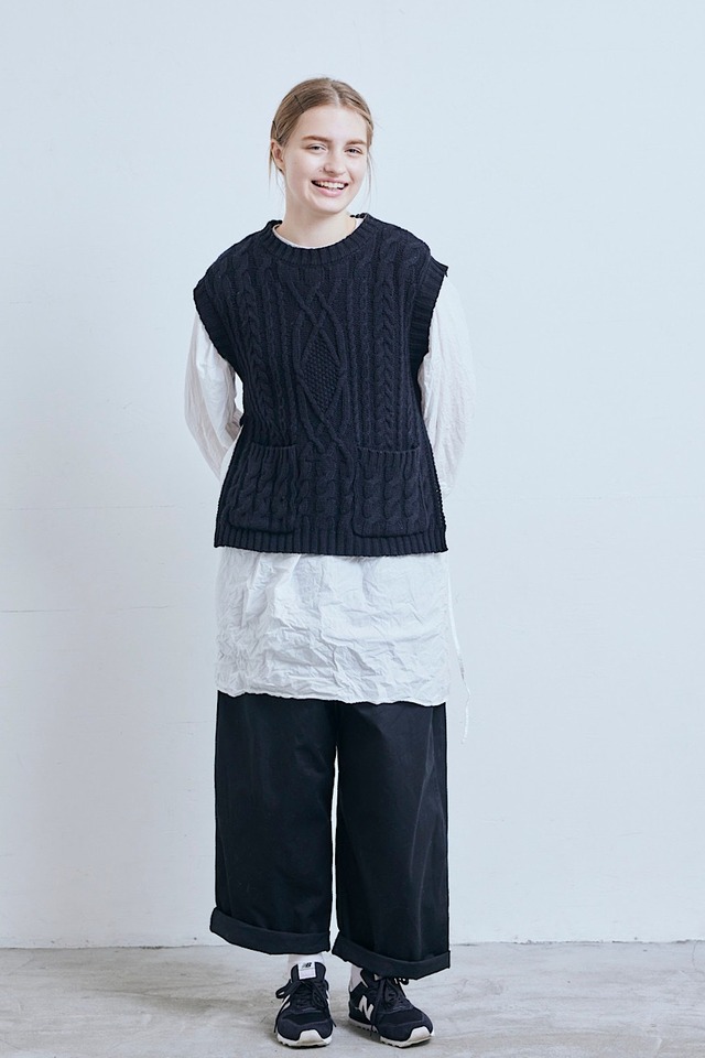 g_553 LAM WOOL CABLE KNITTING VEST