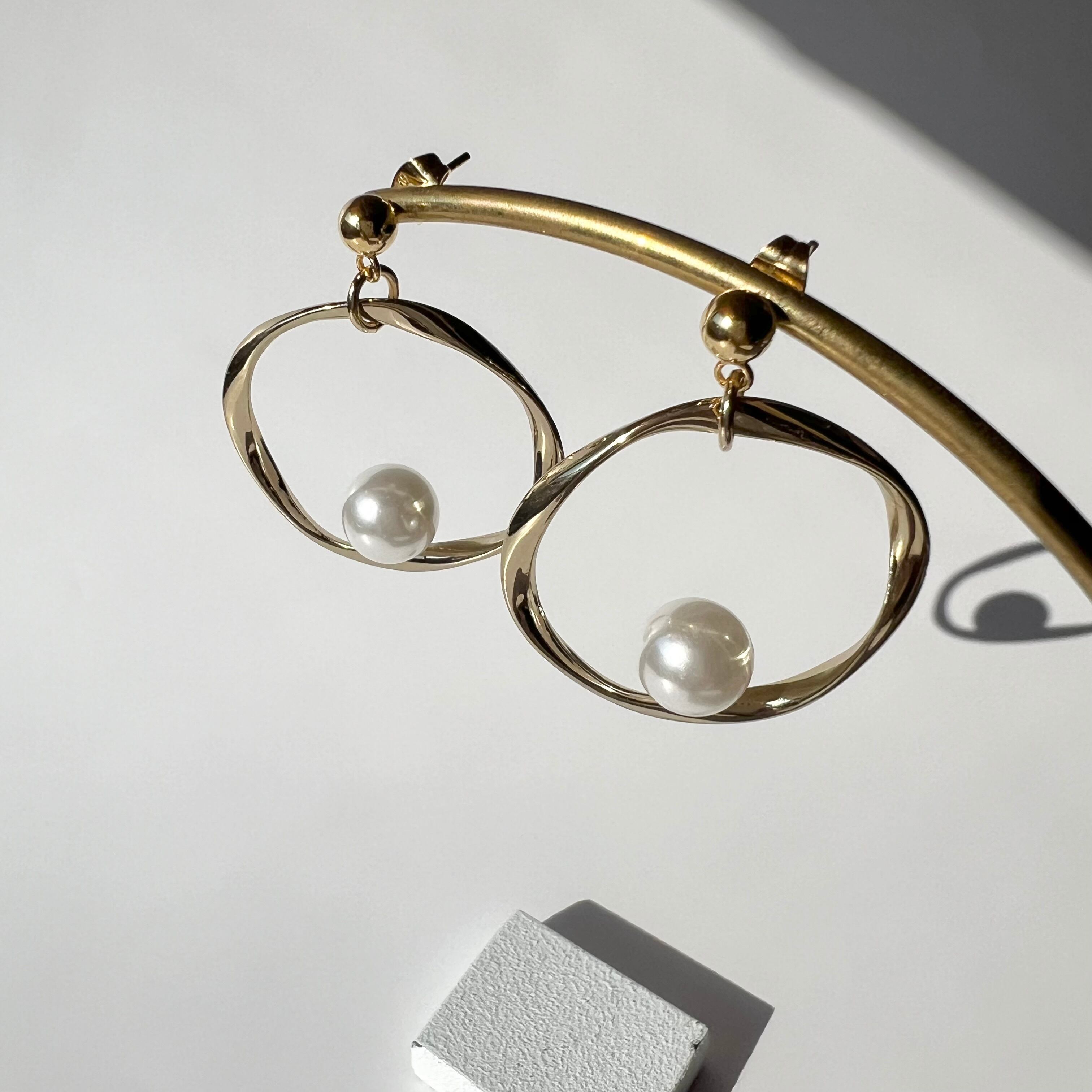 TVドラマ着用 //パールツイストフープピアス/イヤリング【サージカル