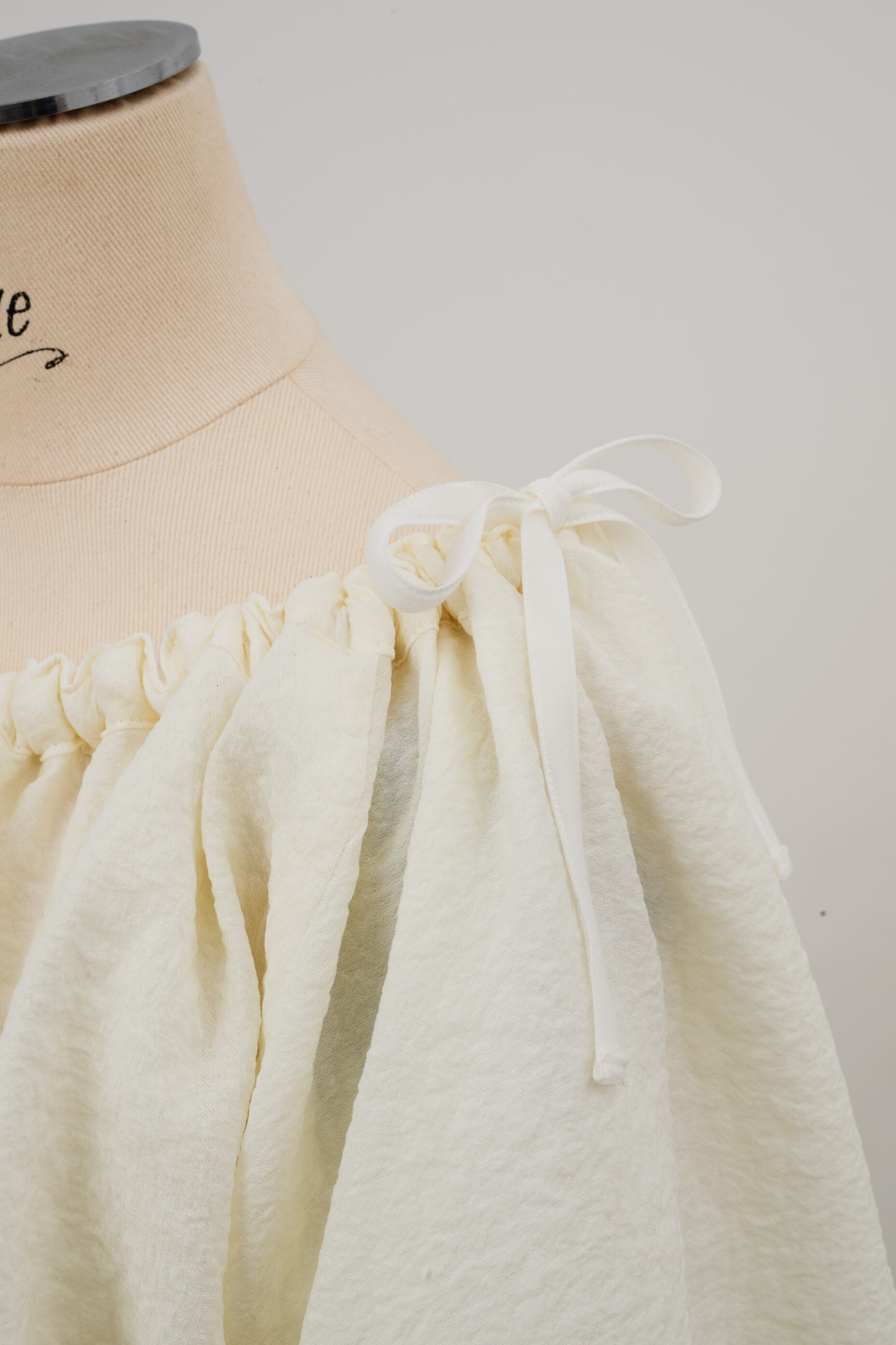 リボンギャザーブルゾン Valentin ホワイト | Cygne 