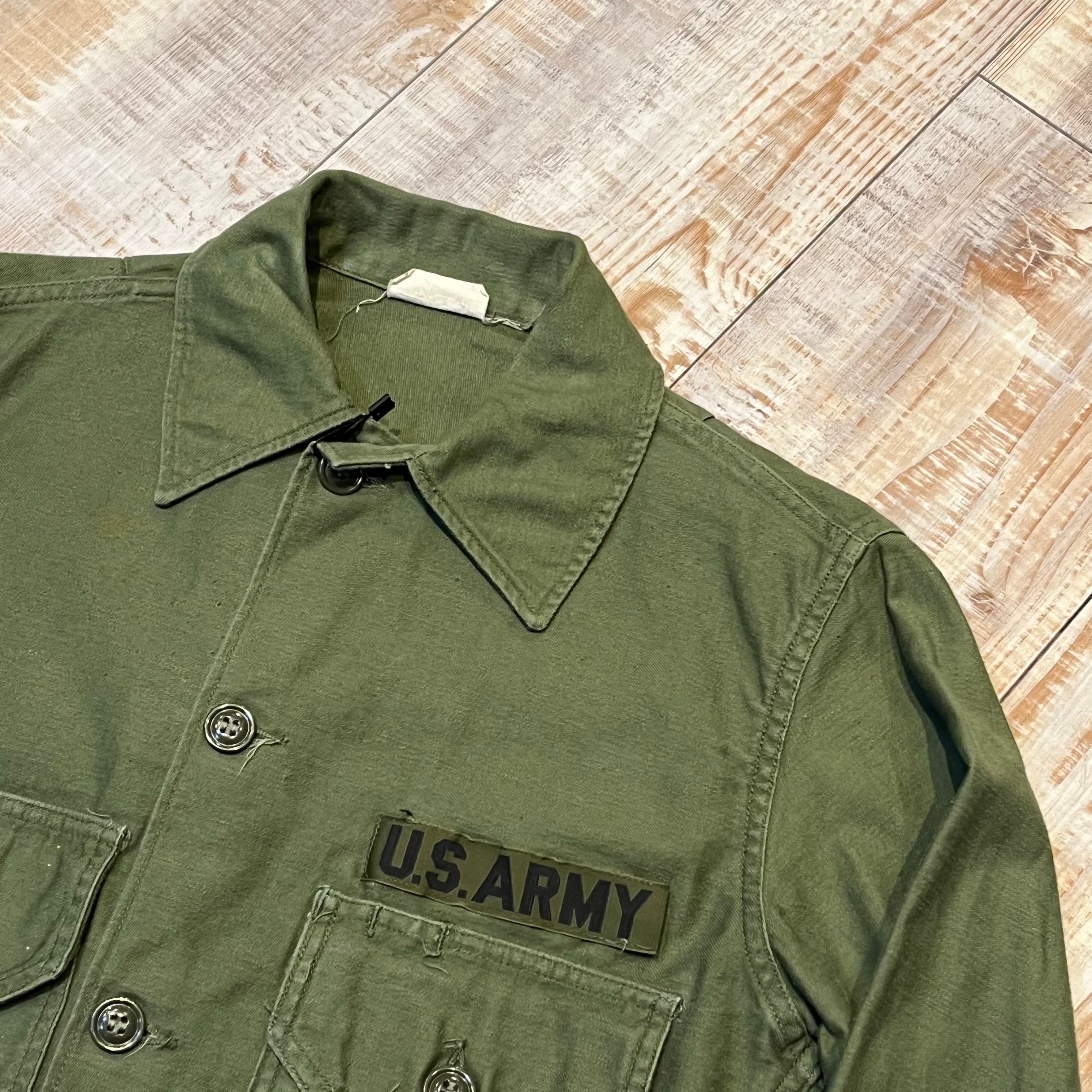 オリーブグリーン素材70s 米軍 U.S.ARMY パッチ付き コットンサテン ユーティリティシャツ オリーブグリーン 14.5★D ビンテージ ミリタリー ワッペン