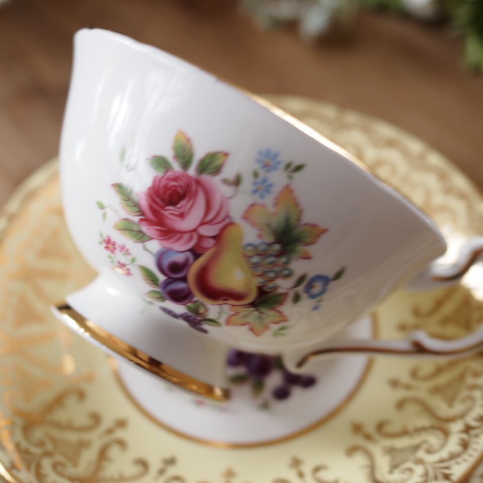 英国パラゴン 金彩果実文 フルーツ絵柄トリオ イエロー カップ