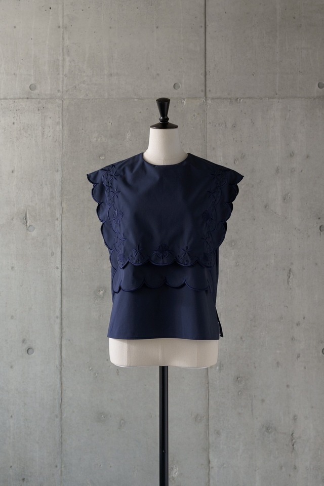 embroidery scallop blouse(navy)4月中旬頃より発送