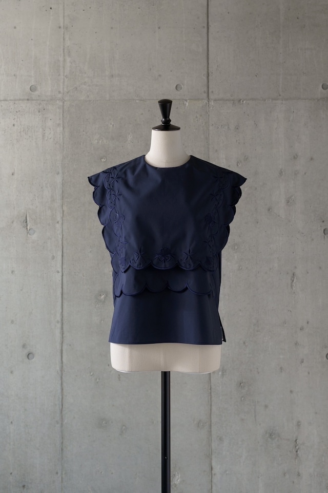 embroidery scallop blouse(navy)4月中旬頃より発送