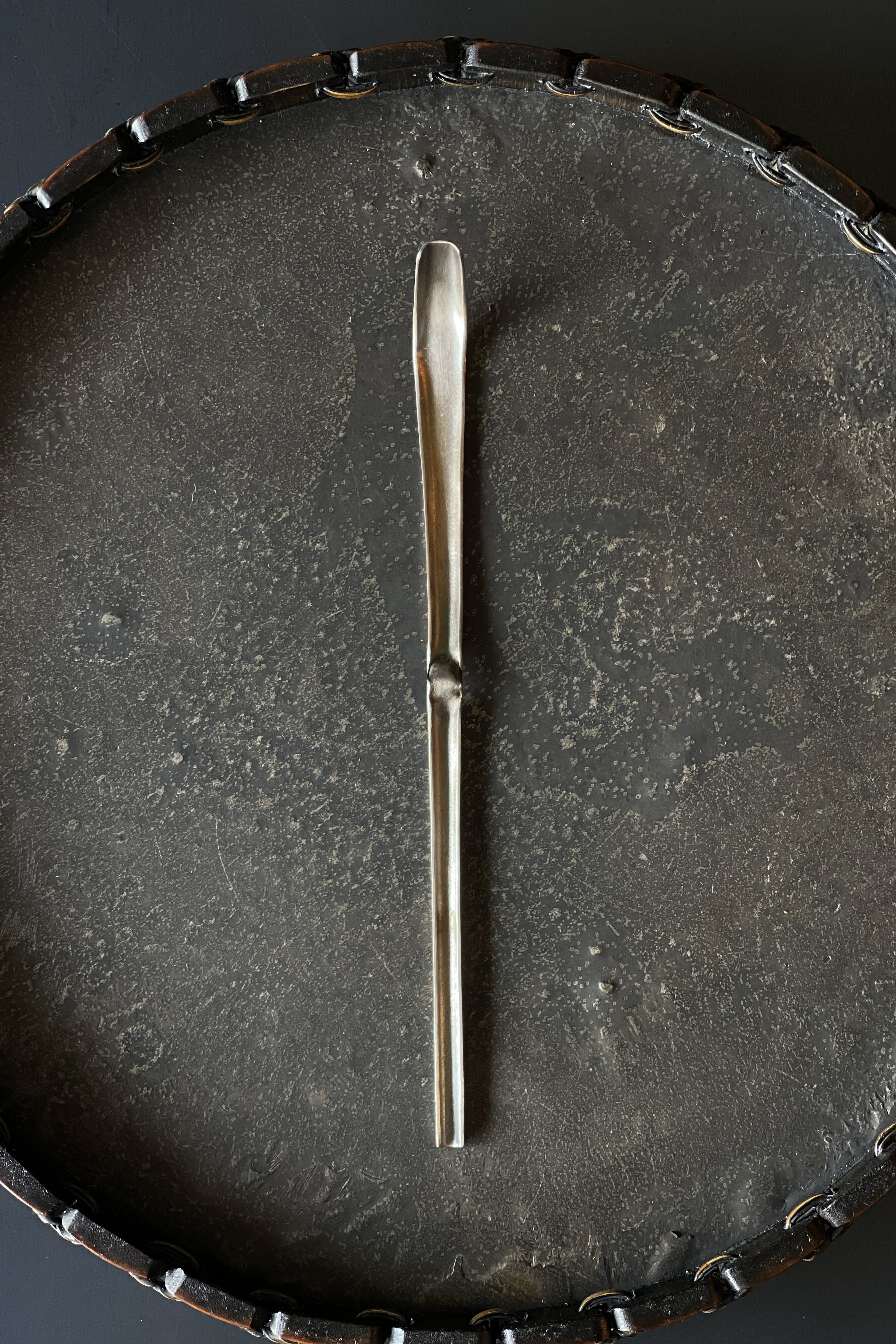 南鐐中折茶杓 黒 小原ゆかり作品 OY2405_21 | web-shop MITATE 南鐐中折茶杓 黒 小原ゆかり作品 OY2405_21 | web-shop MITATE