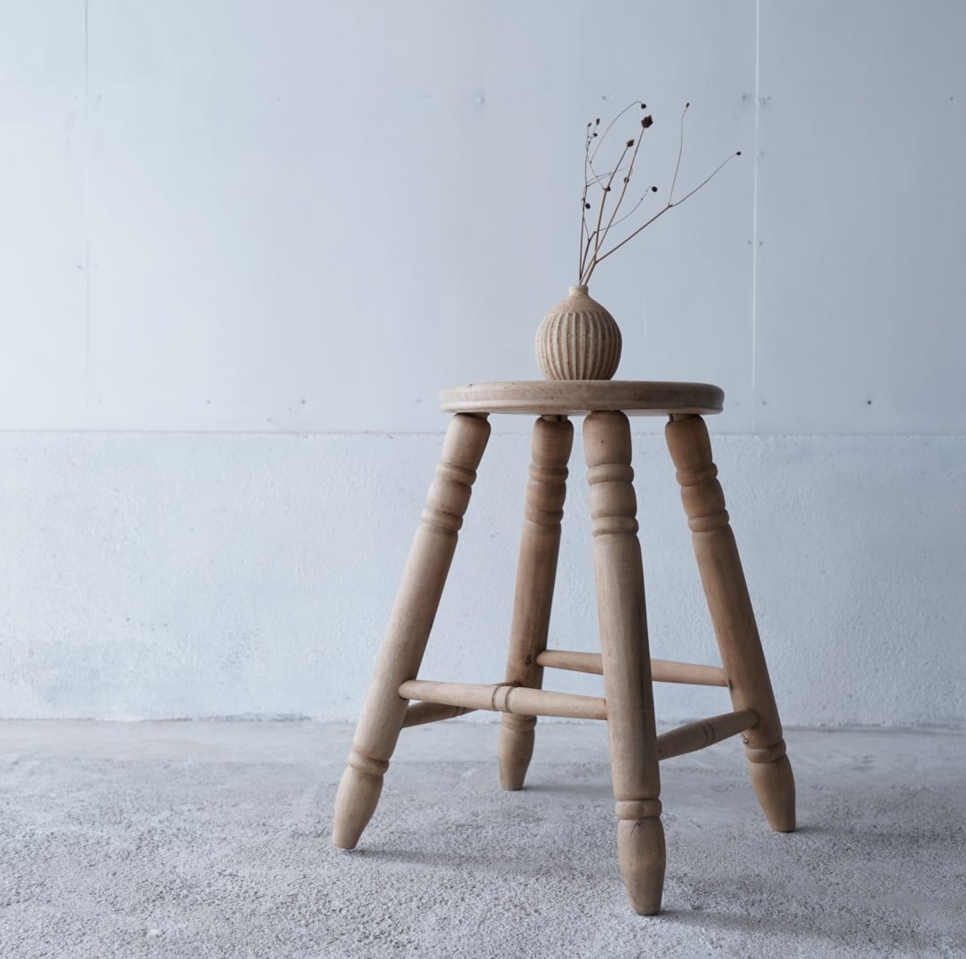 ろくろ脚のスツール