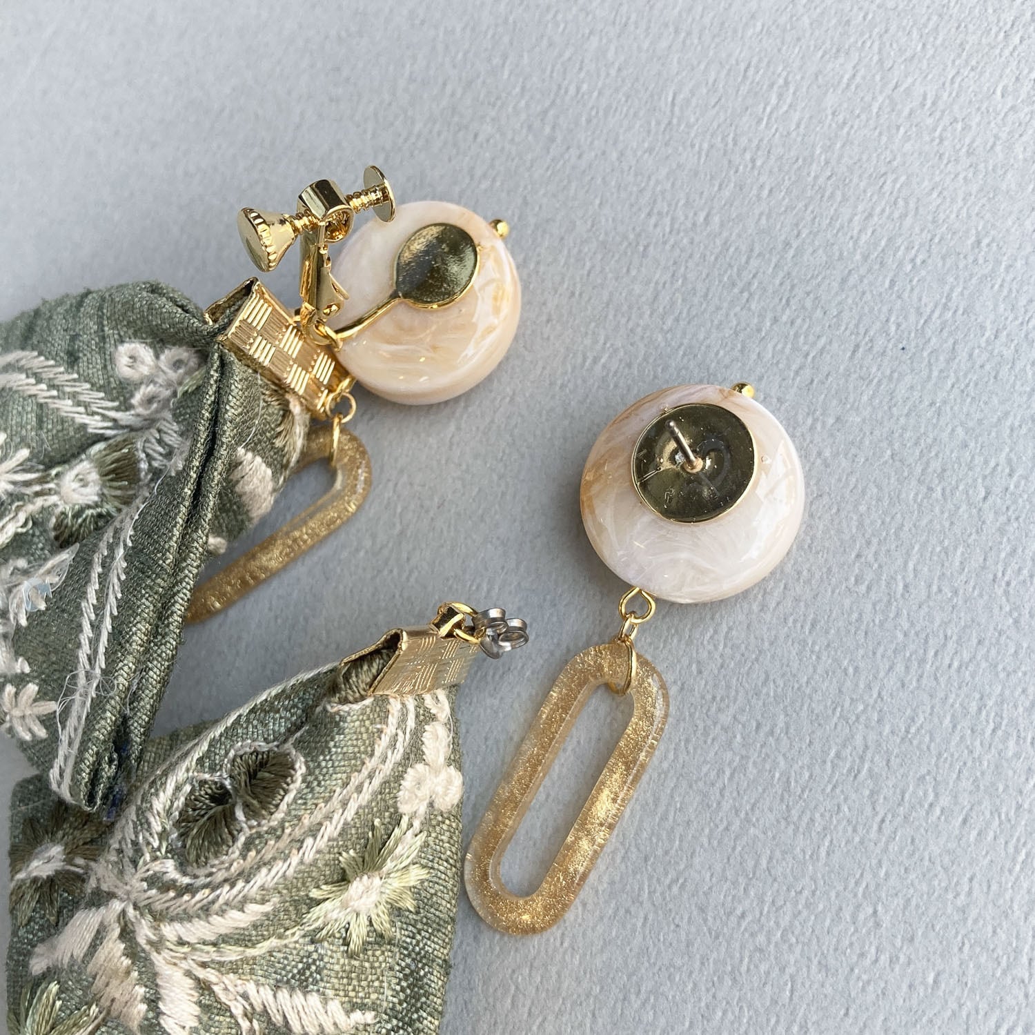 お花刺繍カーキリボンのタッセル〈ピアス/イヤリング〉 | Dua