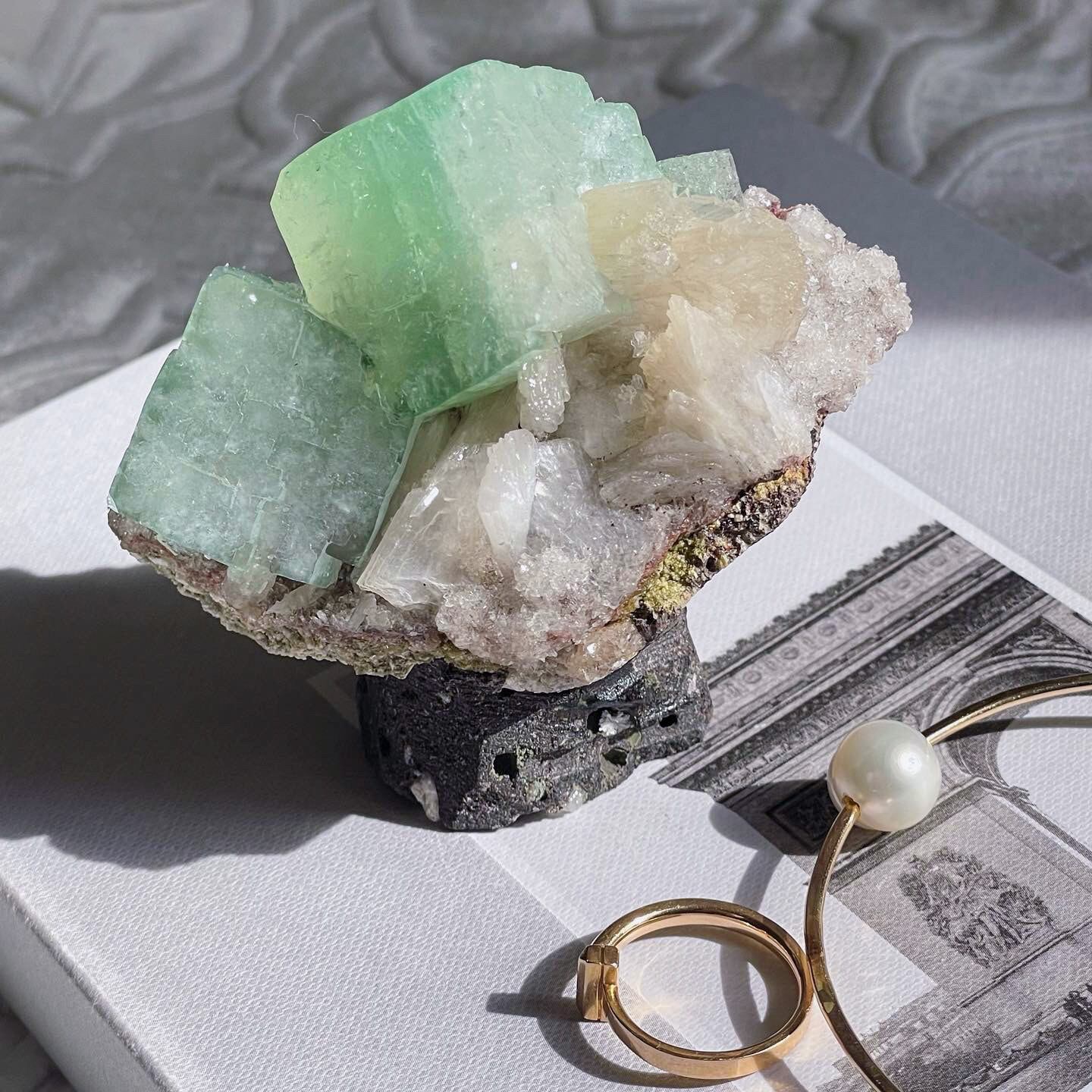 Cube Green Apophyllite Cluster 1 (共生原石)