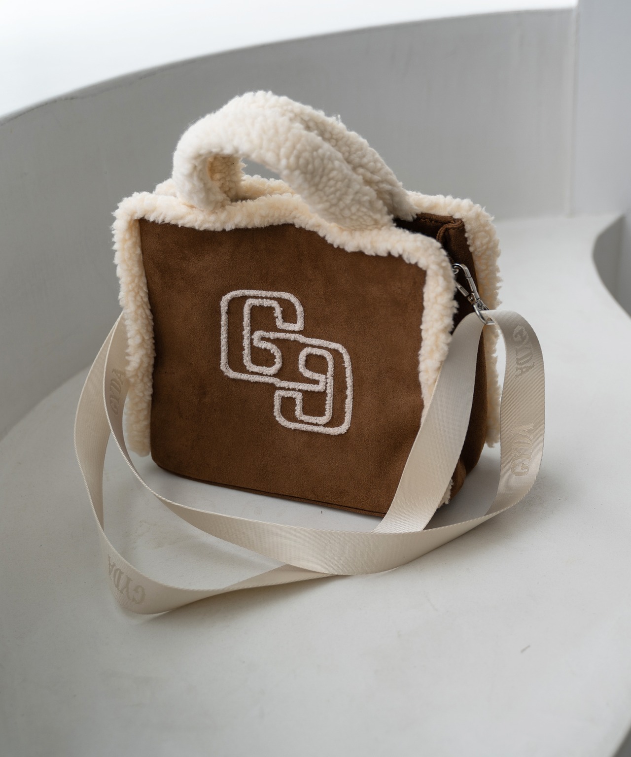 GYDA : 2WAYFAKE MOUTON BAG GY-B151