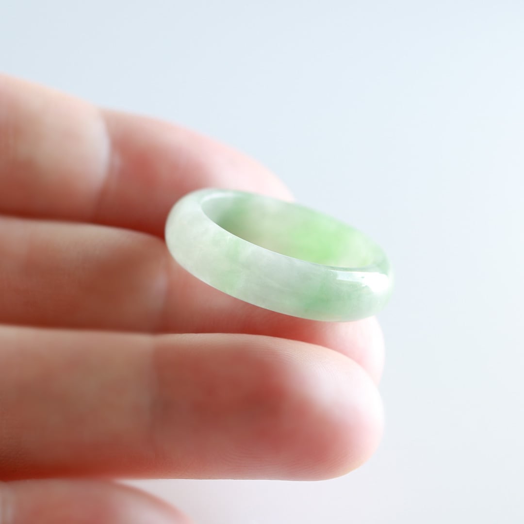 17号】乳白色の海に緑がふわりっ!!翡翠くり抜き甲丸リング A貨翡翠