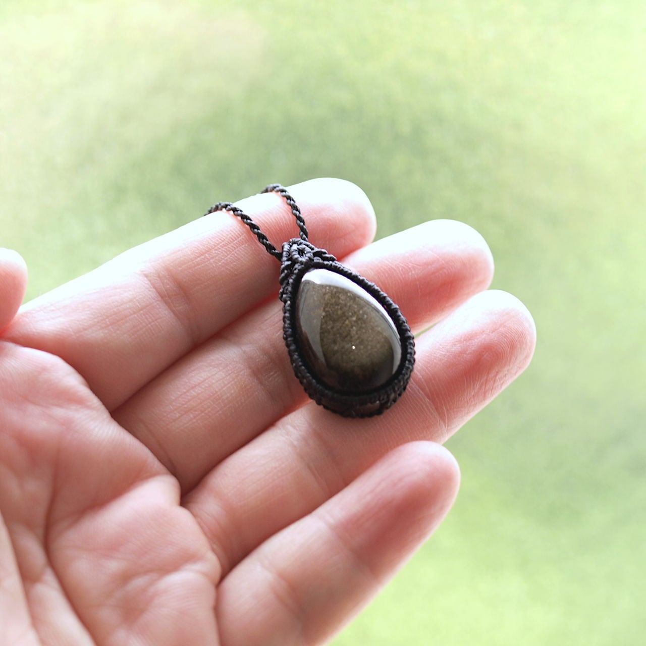 一点物】ゴールドオブシディアン雫型ルースを包んだマクラメネックレス