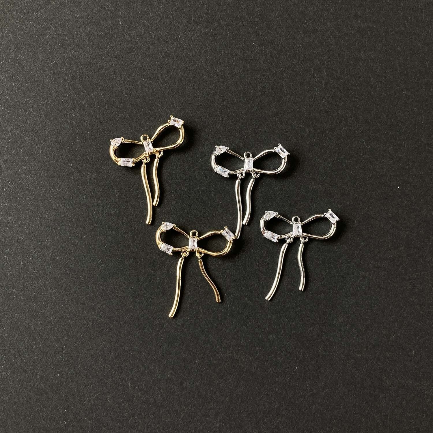 揺れるリボンのジルコニアチャーム(16K/プラチナメッキ)