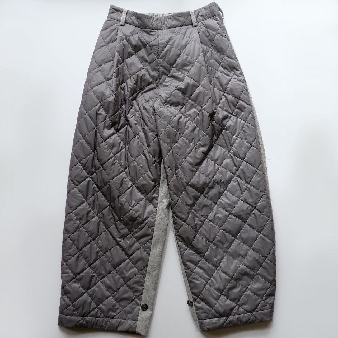美品　New Balance グレー キルティングパンツ サイズ6 15.【灰色の国】あのキルティングパンツ | さゆうま