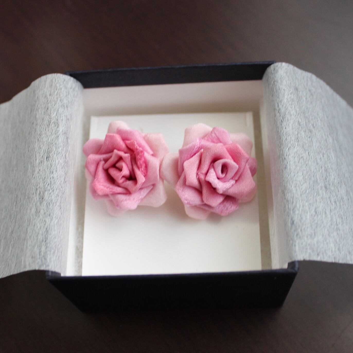 薔薇のピアス｜イヤリング｜正絹つまみ細工 | 紺碧堂