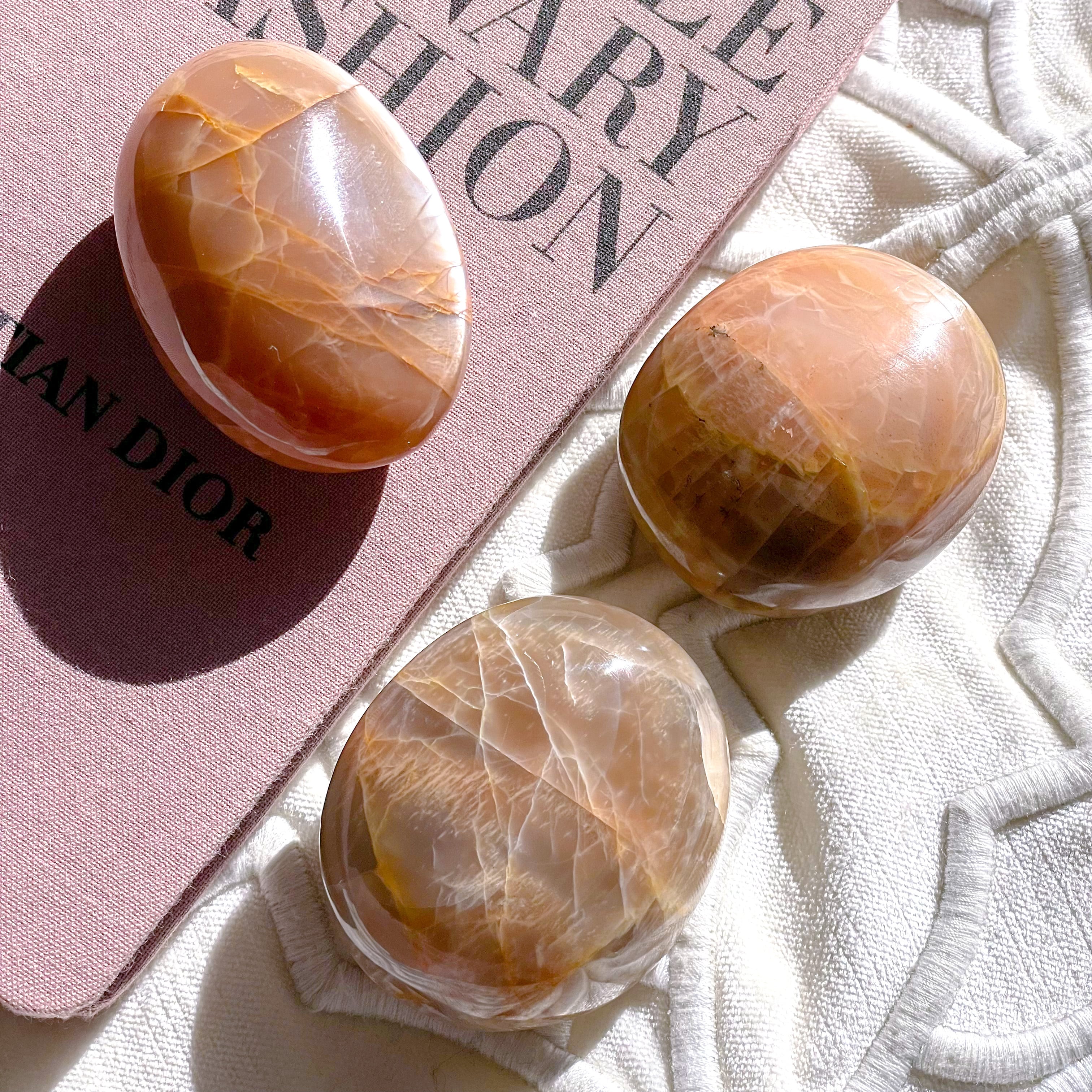 Peach Moonstone palm 2 ✧ ピーチムーンストーン | FLUXY Peach Moonstone palm 2 ✧ ピーチムーンストーン | FLUXY