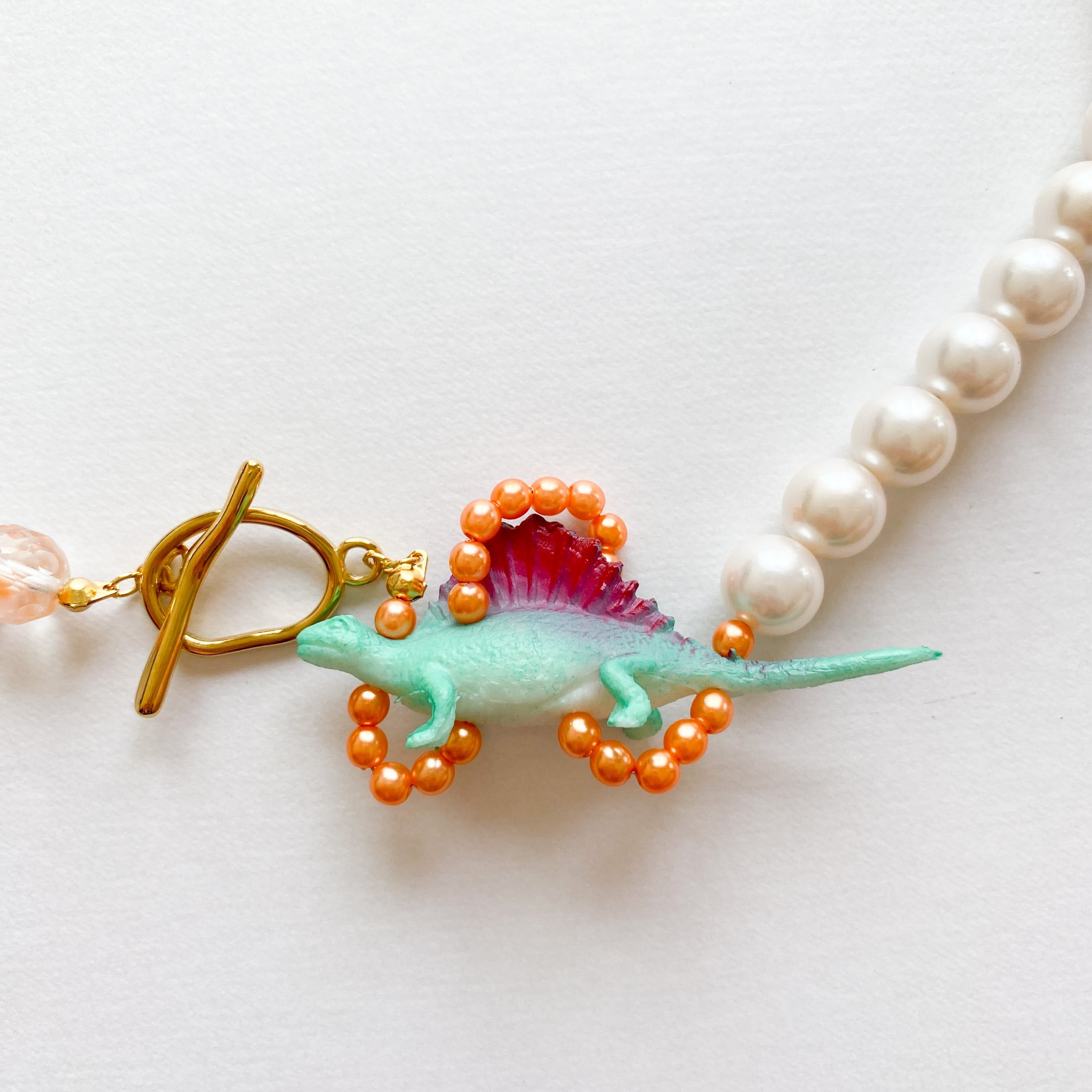 恐竜のくねくねネックレス