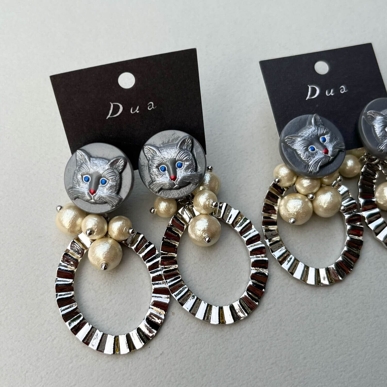 グレー猫とオーバルシルバーフープ〈ピアス/イヤリング〉