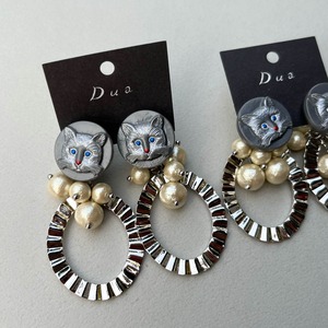 グレー猫とオーバルシルバーフープ〈ピアス/イヤリング〉