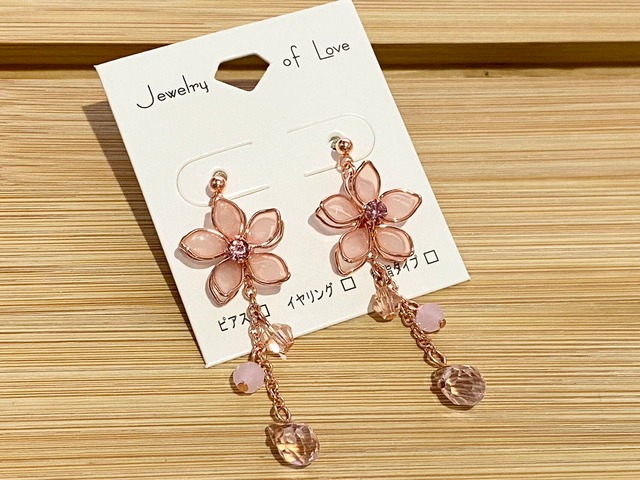 【新入荷】ピアスとイヤリング　桜の花　ワイヤフラワー　ロングピアス　イヤリング　ラインストーン　揺れる