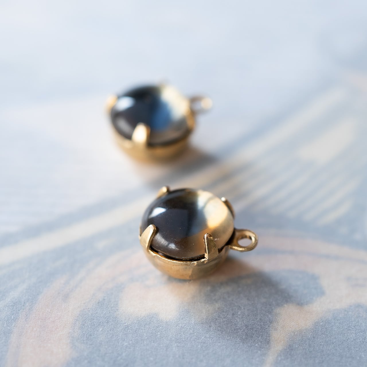 1920's ドイツ アンバーとブルーのバイカラー、ストーンチャーム(2コ)