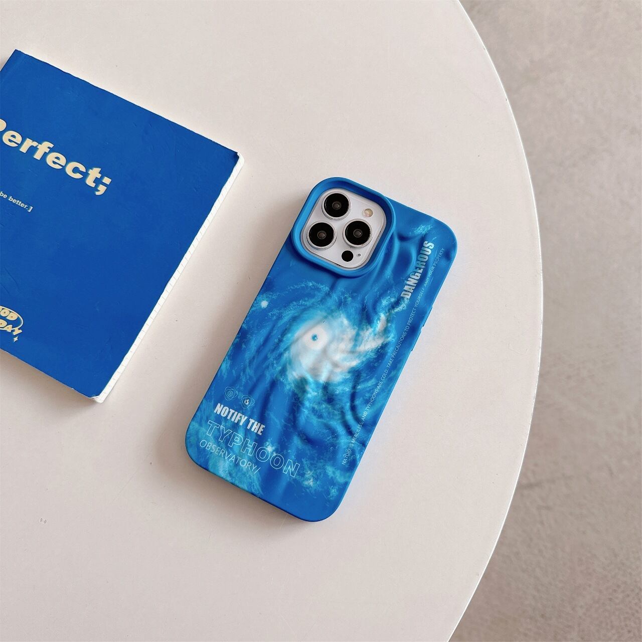 台風がやってきた◎クールなブルー しわ加工 カメラ保護フレーム iPhone15 メンズ 美しい 青 スマホケース ND-15463