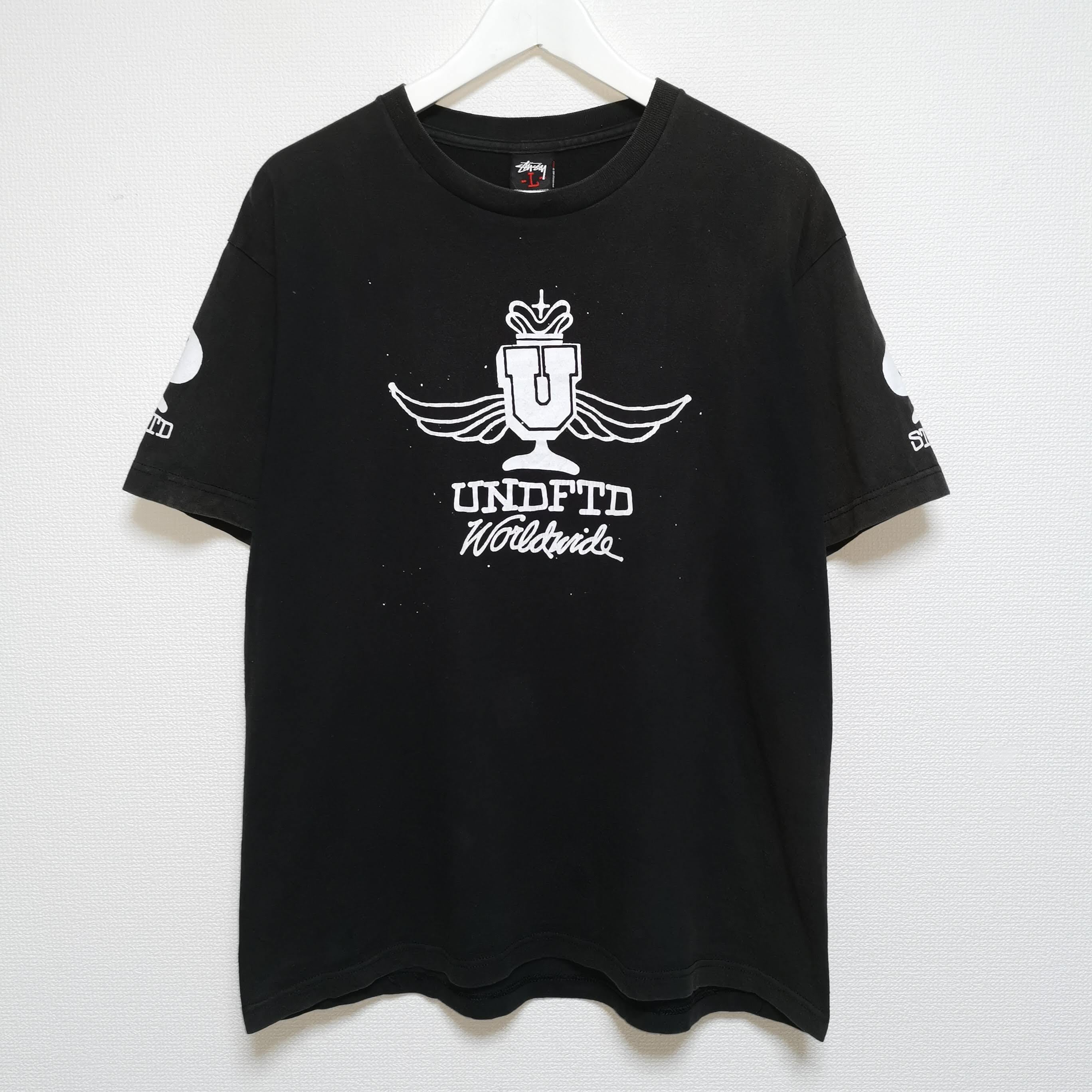 送料無料 L 00s STUSSY Undefeated アンディフィーテッド Tシャツ 