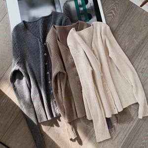 4色 Vネック カーディガン リブニット 送料無料 長袖 アイボリー ベージュ グレー ブラック 大人可愛い かわいい きれいめ 大人女子 エレガント 肌見せ デコルテ 無地 春 秋 冬 ガーリー 10代 20代 大人 学生 お出かけ 外出 きれいめカジュアル 着回し ファッション デート コーディネート 重ね着 休日 特別な日 お祝い 記念日 メンズウケ カジュアル 普段着 春コーデ 秋コーデ おしゃれ シンプル スタイル ゆったり 細見せ オフィスカジュアル 30代 オフィス ワンポイント ママコーデ