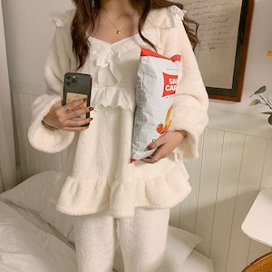 長袖 ロングパンツ パジャマ レディース 送料無料 ルームウェア パジャマ 部屋着 ナイトウェア ルームウエア もこもこ フリル レース リボン 上下2点セット セットアップ 上下セット 2点セット ツーピース オールインワン ミニ ショート丈 半袖 襟付き ウエストゴム 綿 大人可愛い きれいめ 上品 レトロ 大人女子 こなれ感 ラフ キュート ガーリー プリント 高見え 格上げ インスタ映え 春夏 秋冬 大人 かわいい おしゃれ 普段使い デイリー お呼ばれ パーティー トレンド