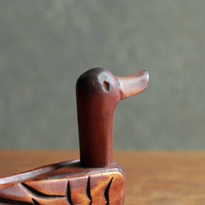手仕事の趣きを感じる、素朴な木製のアヒル 1