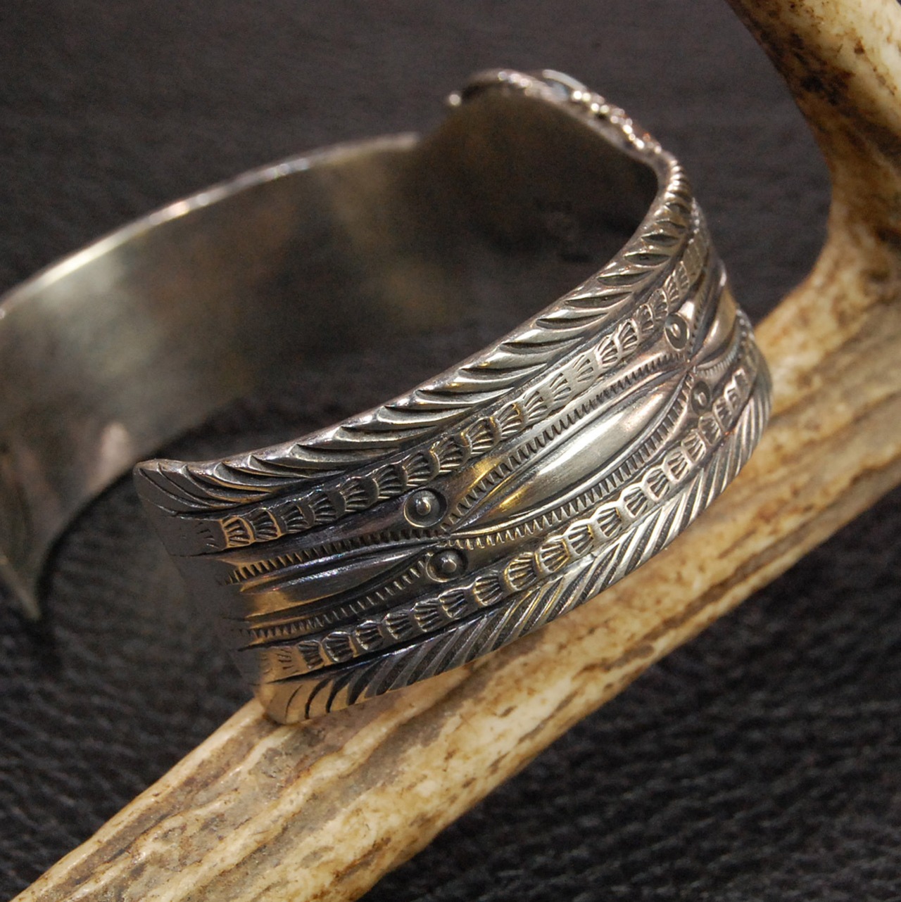 NAVAJO（ナバホ）族 アーティストEugene Hale作 Kingmanターコイズ 