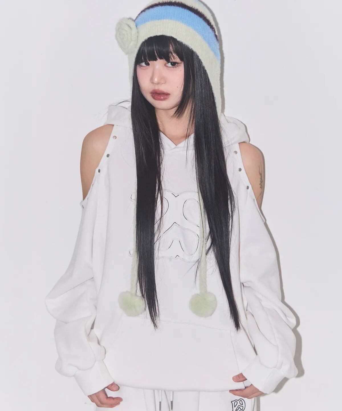 ☆ILLIT ミンジュ 着用！！【ILLIGO】129 CUTOUT OVERFIT HOODIE
