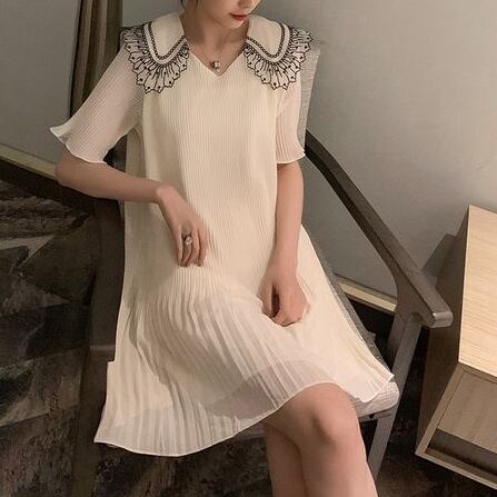 ワンピース レディース プリーツ レース襟 ホワイト ブラック ピンク カラバリ ミニ丈 半袖 ドレス 透け感 スカラップ Vネック Aライン スタイルアップ 脚長効果 シンプル カジュアル フェミニン ガーリー キュート 大人可愛い おしゃれ 普段使い イベント デート お出かけ 女子会 休日 旅行 着まわし ファッション コーデ スタイル モテ 送料無料 抜け感 涼しげ 春 夏