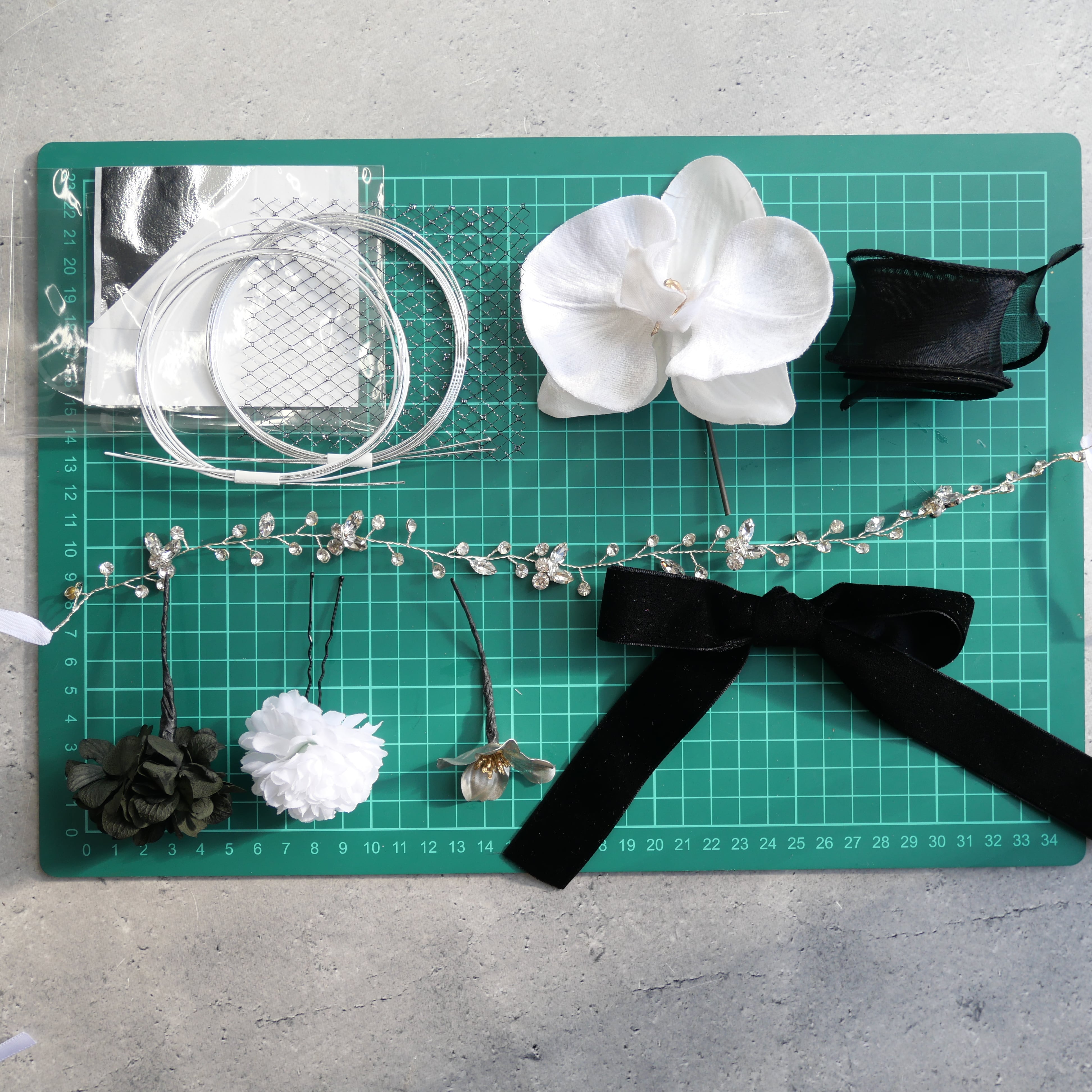 A116 ストーンカチューシャの髪飾り 黒 成人式 卒業式 七五三 浴衣