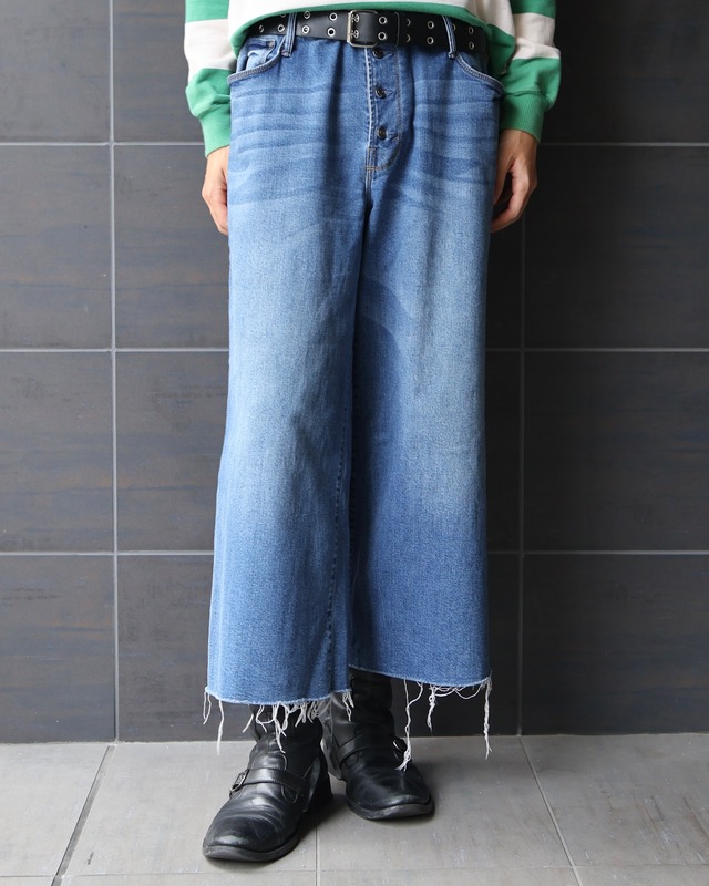Cut-off half-length wide denim