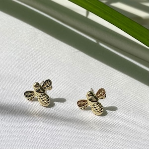 tiny bee earrings (K18gp)