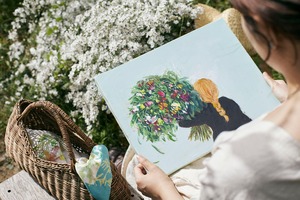 花束を持つ少女