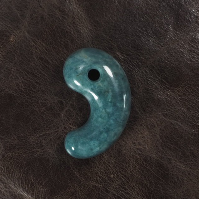 糸魚川翡翠 希少色 大所産 青翡翠 勾玉 15.1g Itoigawa Blue Jadeite 