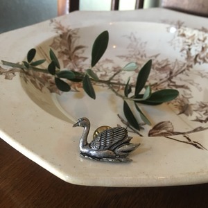 イギリス ピンブローチ スワン