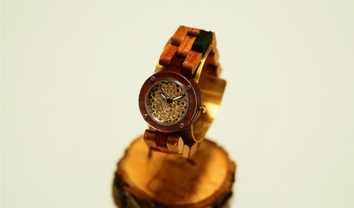 木ベルトがカラフル腕時計