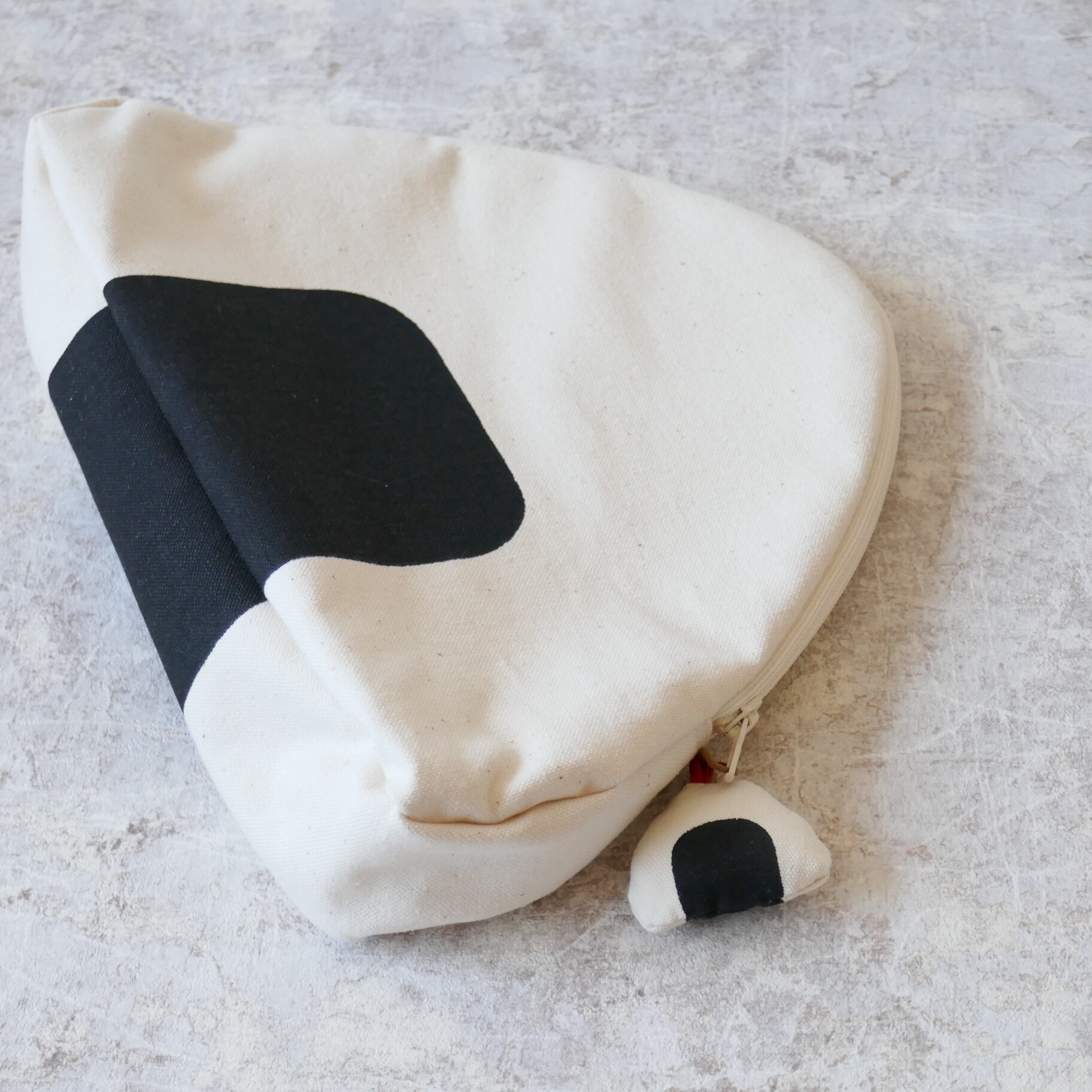 デニムリメイク♡おにぎりポーチ 大きなおにぎりポーチ | zakka 7070ーオリジナルテキスタイル、手染め