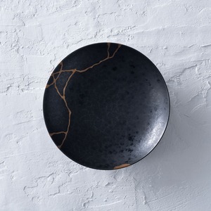 【UnCオリジナル／KINTSUGI風シリーズ】有田焼 21cm鉢皿 黒陶×金線