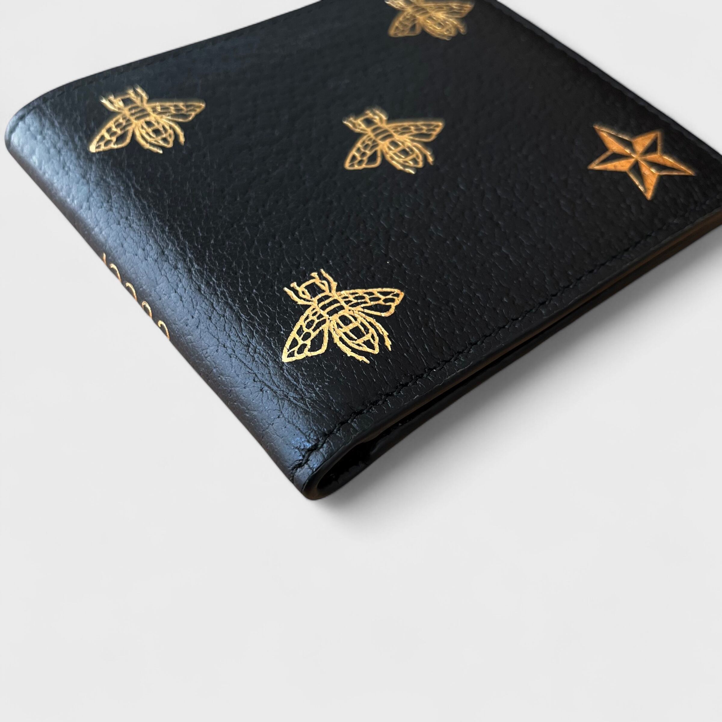 GUCCI グッチ ビー&スター 二つ折り財布 ブラック ゴールド | BRAND