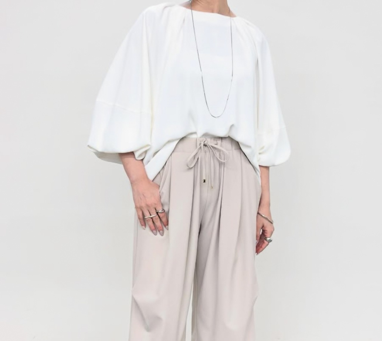 NUS シルキーツイル　タックデザインボリュームブラウス　12-35002